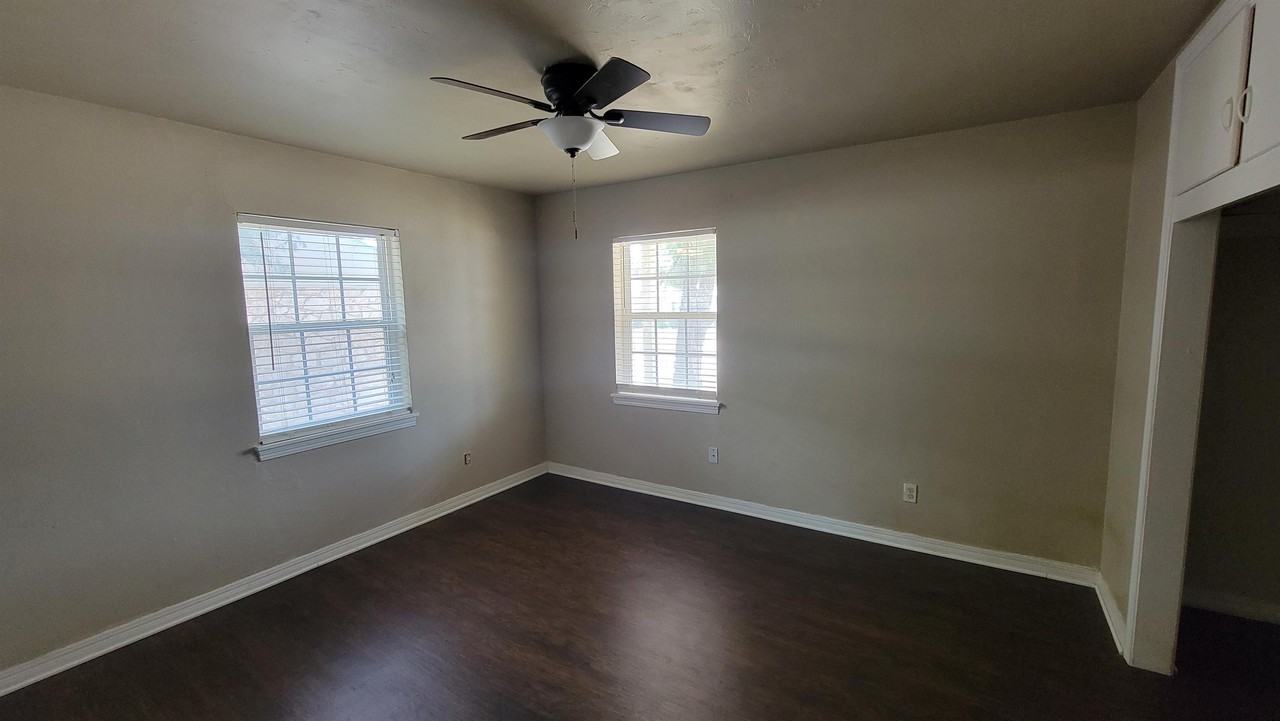 3837 Nw 18th St - Photo 3 of 12