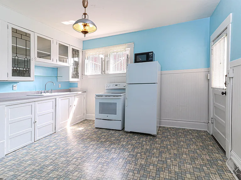 611 Stanley Ave #611 - Photo 5 of 9