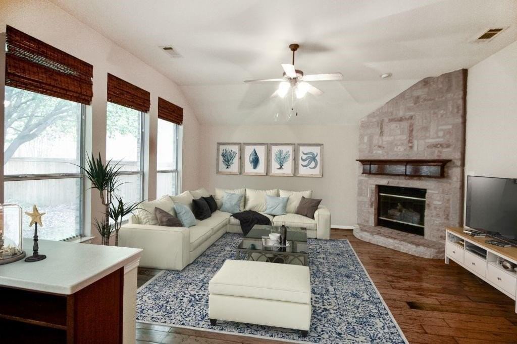 1570 Bonham Pkwy - Photo 3 of 18