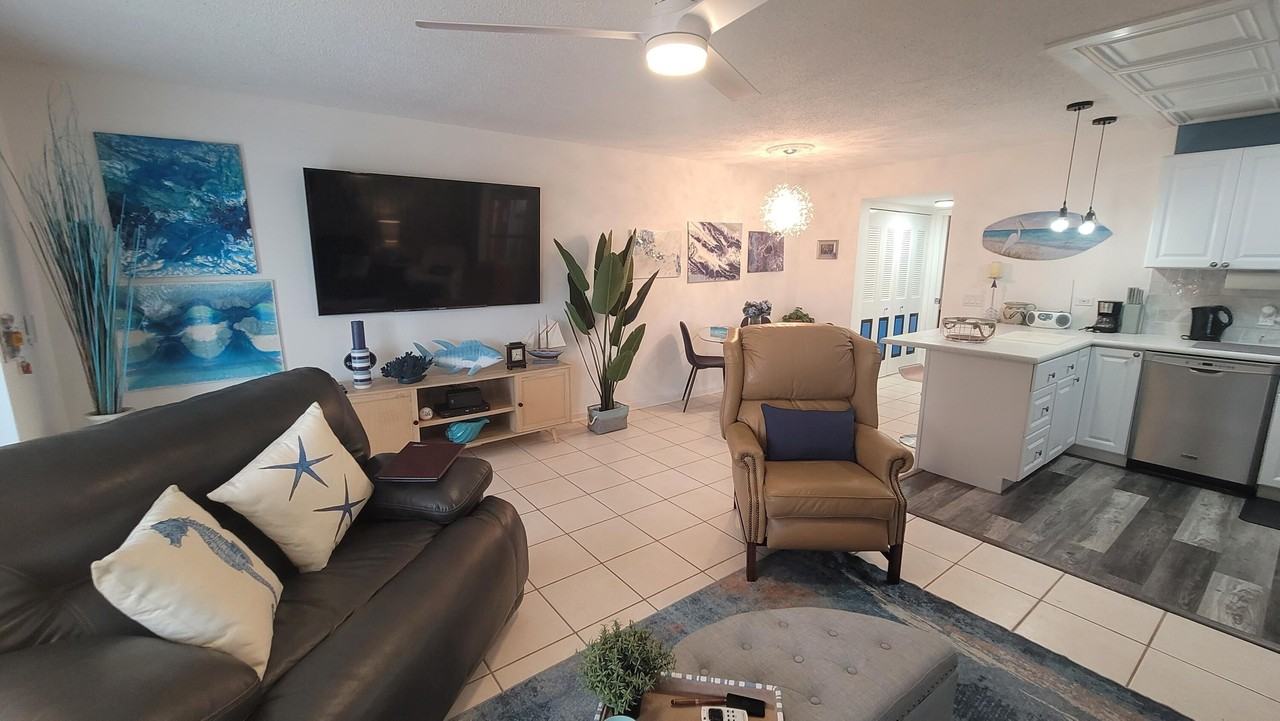 201 North Drive - Photo 2 of 44