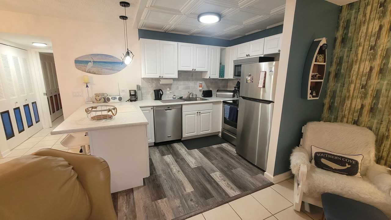 201 North Drive - Photo 3 of 44