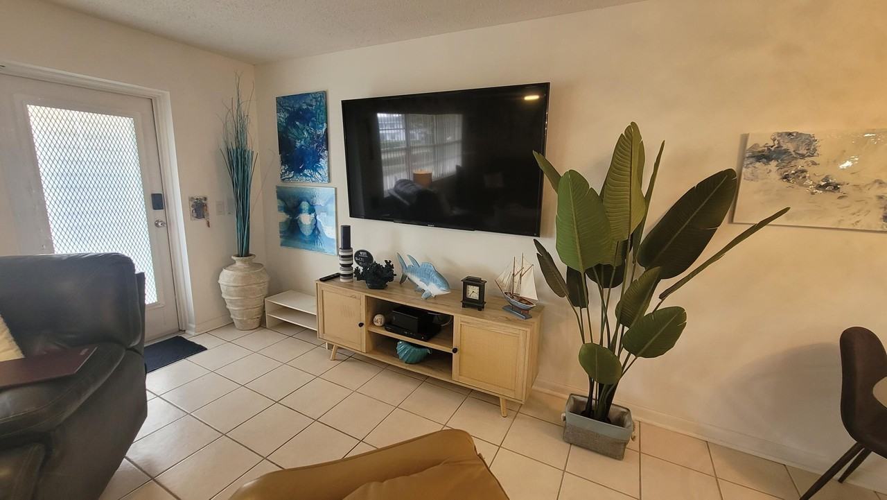 201 North Drive - Photo 5 of 44