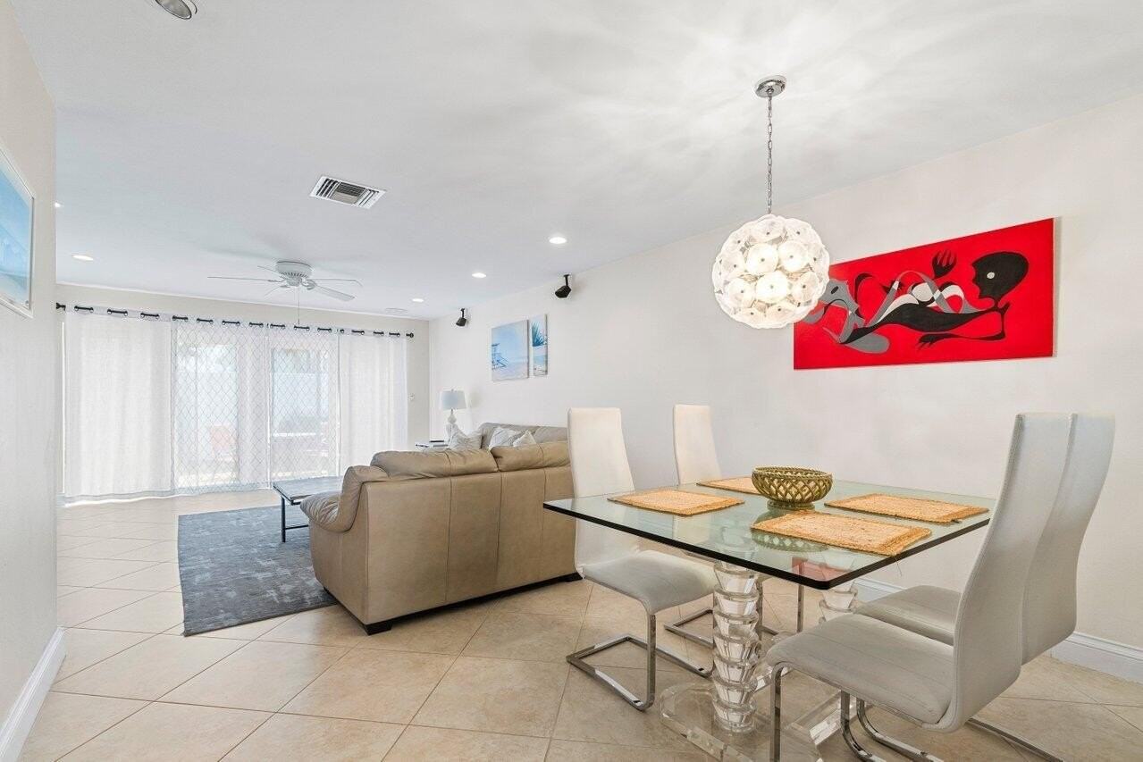 842 Se 19th Ave #103 - Photo 3 of 34