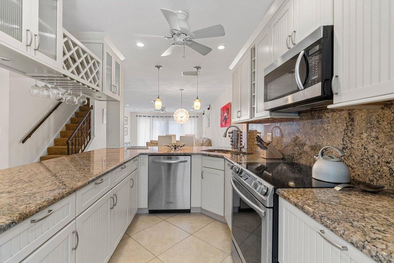 842 Se 19th Ave #103 - Photo 7 of 34