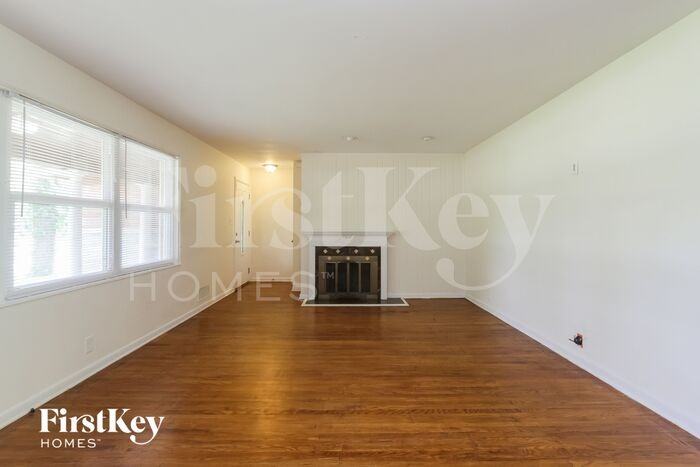 5318 Glencairn Ln - Photo 3 of 15