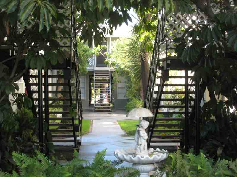 11927 Magnolia Boulevard 20 - Photo 2 of 12