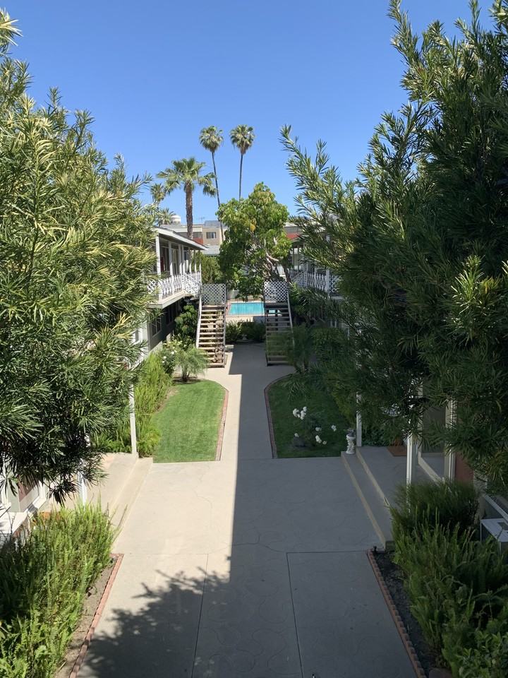 11927 Magnolia Boulevard 20 - Photo 3 of 12