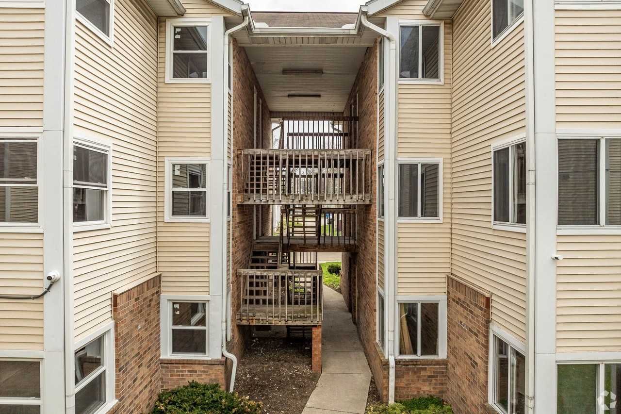 University Commons Apartments - Photo 4 of 13