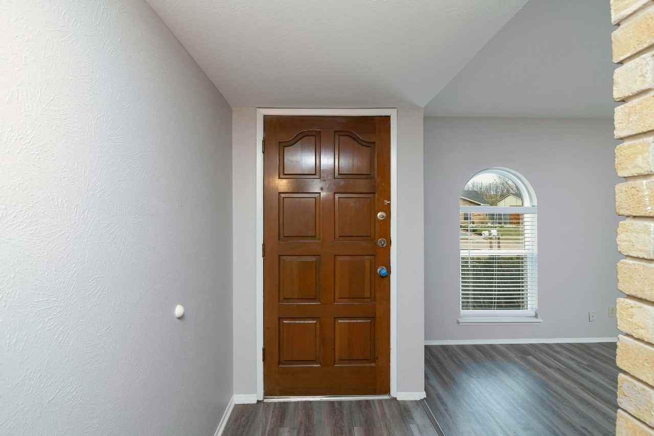 524 White Oak St - Photo 2 of 19