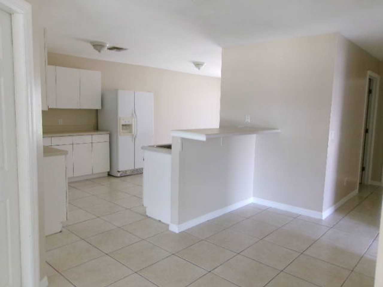 2821 Santa Barbara Blvd - Photo 4 of 8