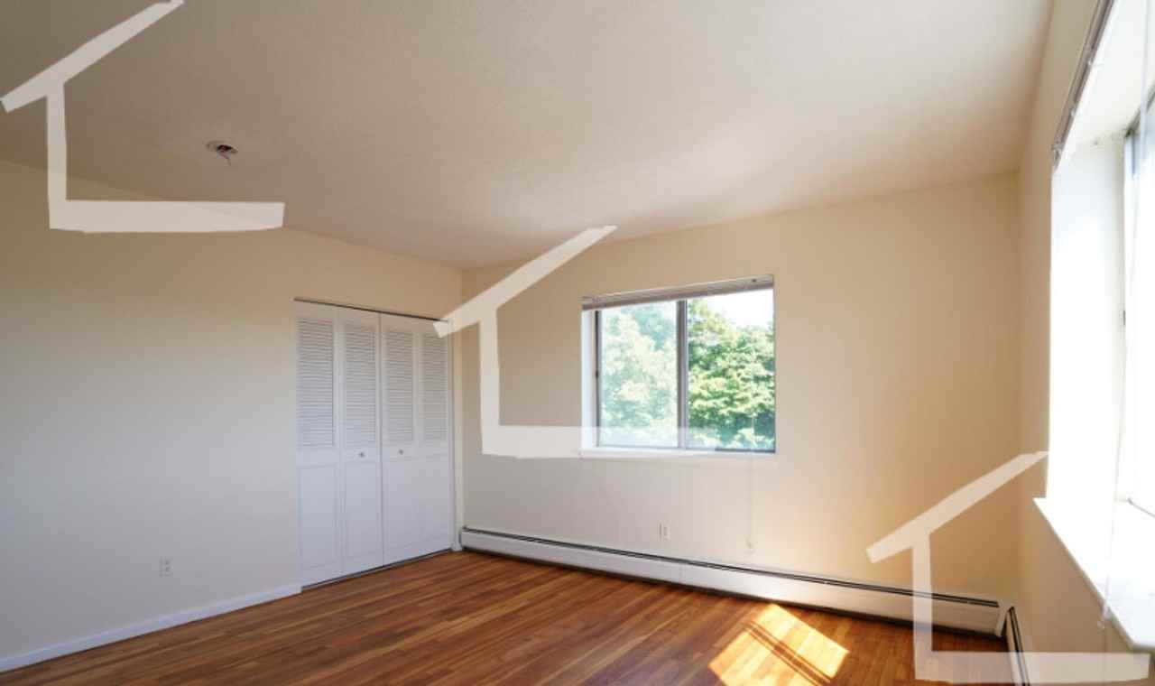 99 Sutherland Rd - Photo 2 of 7