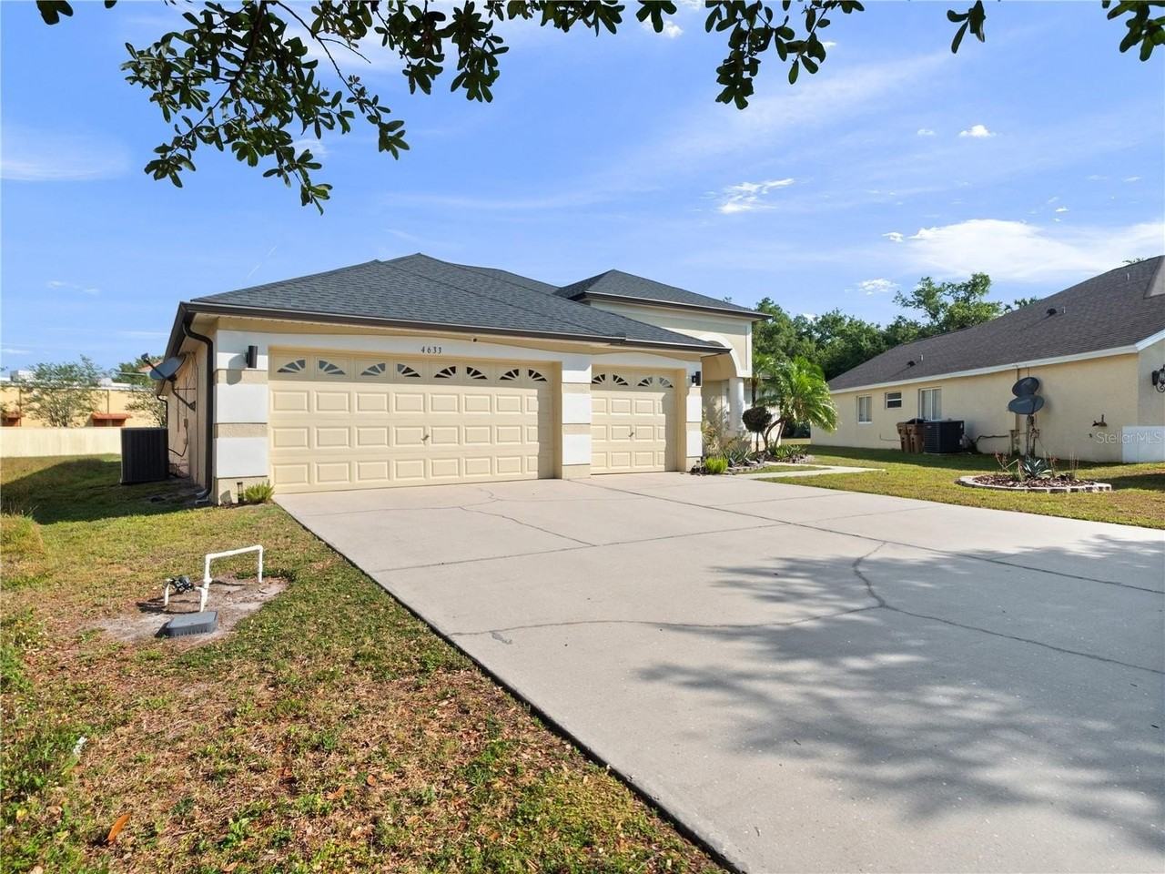 4633 Huron Bay Cir - Photo 2 of 50