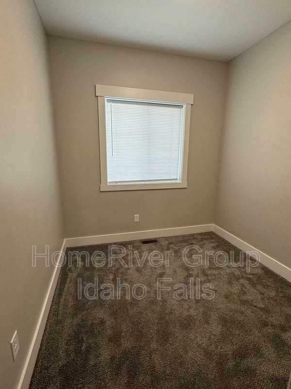 660 S Saturn Ave #A - Photo 5 of 13