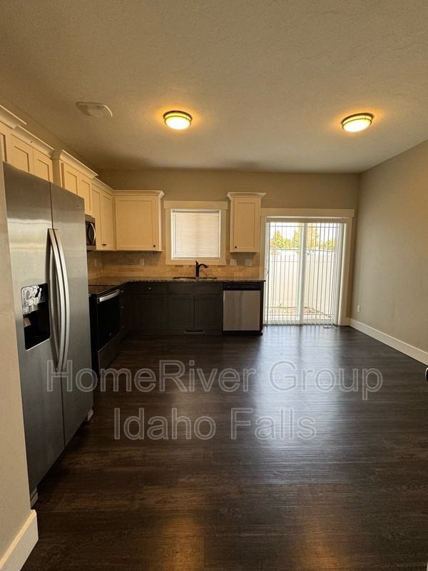 660 S Saturn Ave #A - Photo 2 of 13