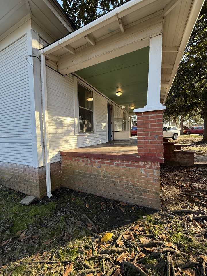 108 N Costilow St - Photo 3 of 4