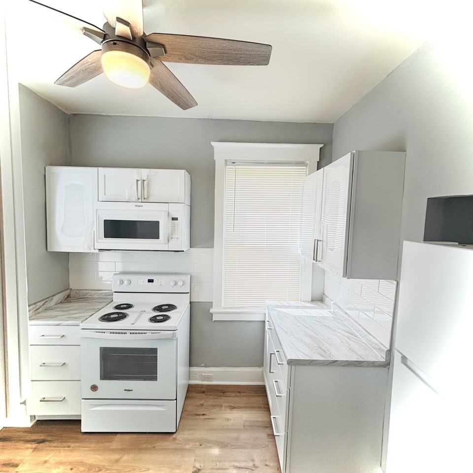 957 Windsor St - Photo 2 of 10