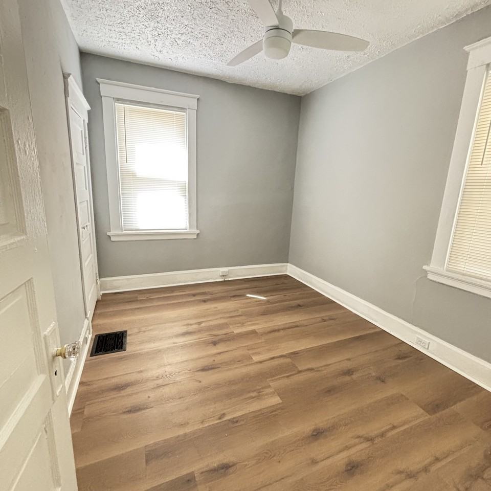 957 Windsor St - Photo 3 of 10