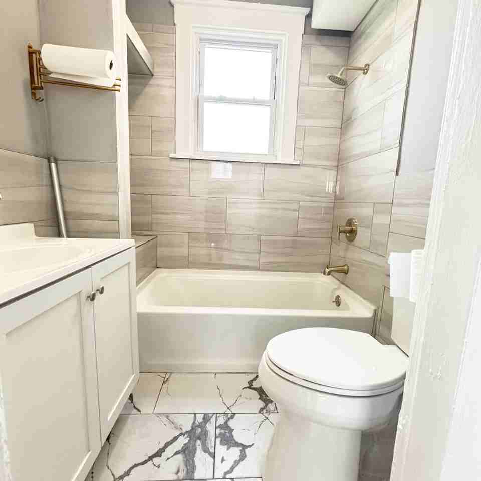 957 Windsor St - Photo 4 of 10