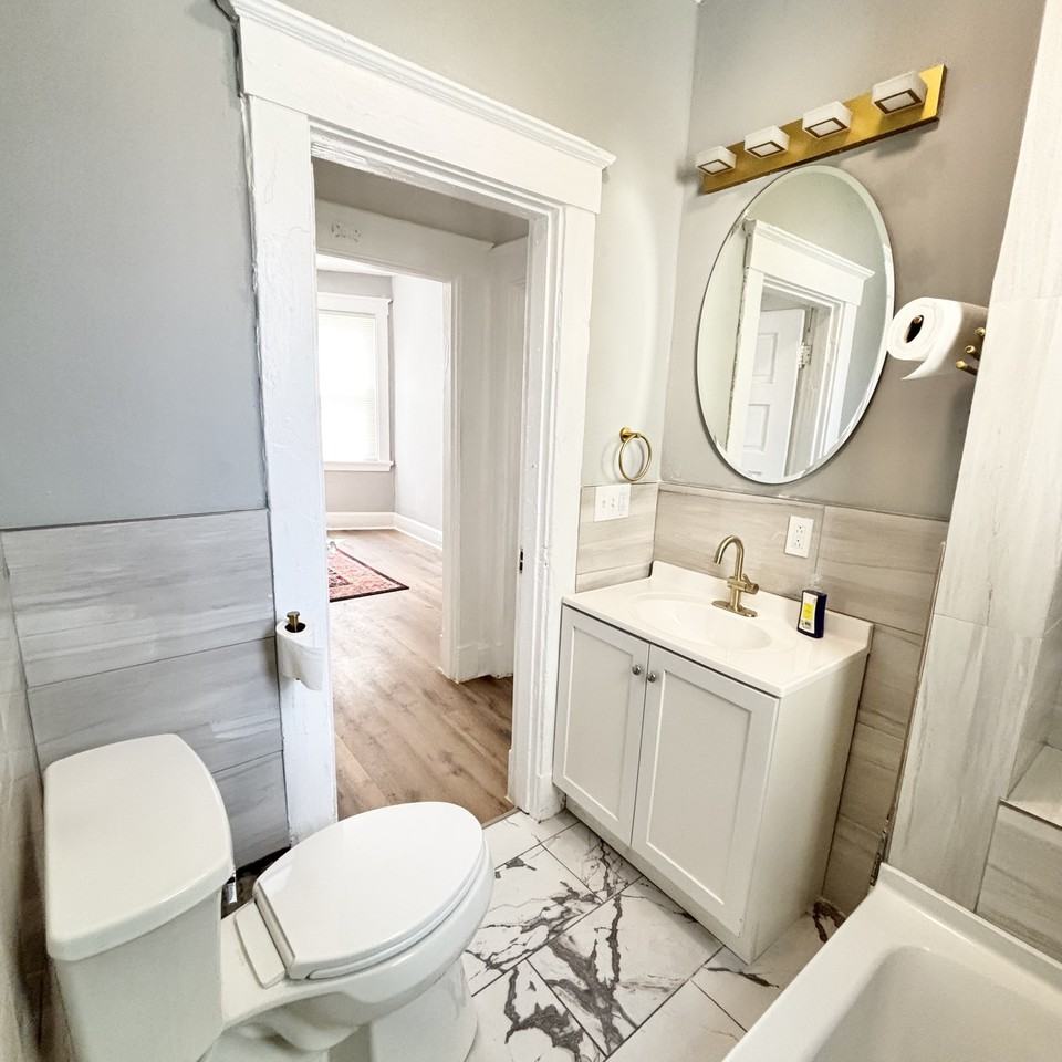 957 Windsor St - Photo 5 of 10