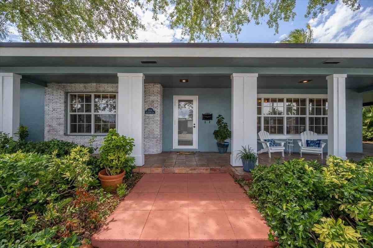 2201 N Lakeside Dr - Photo 2 of 29