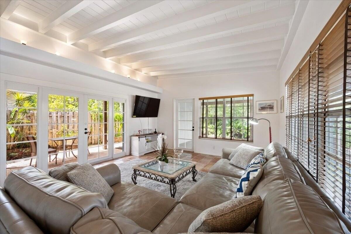 2201 N Lakeside Dr - Photo 4 of 29