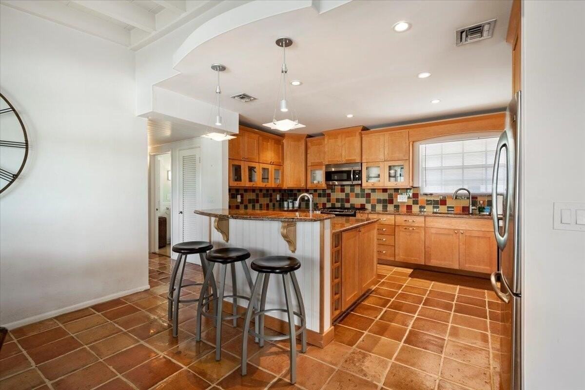 2201 N Lakeside Dr - Photo 7 of 29