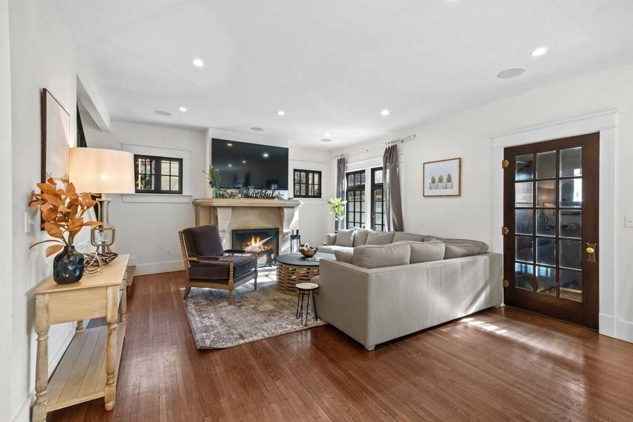 318 E Dickson St #1221823P - Photo 6 of 44