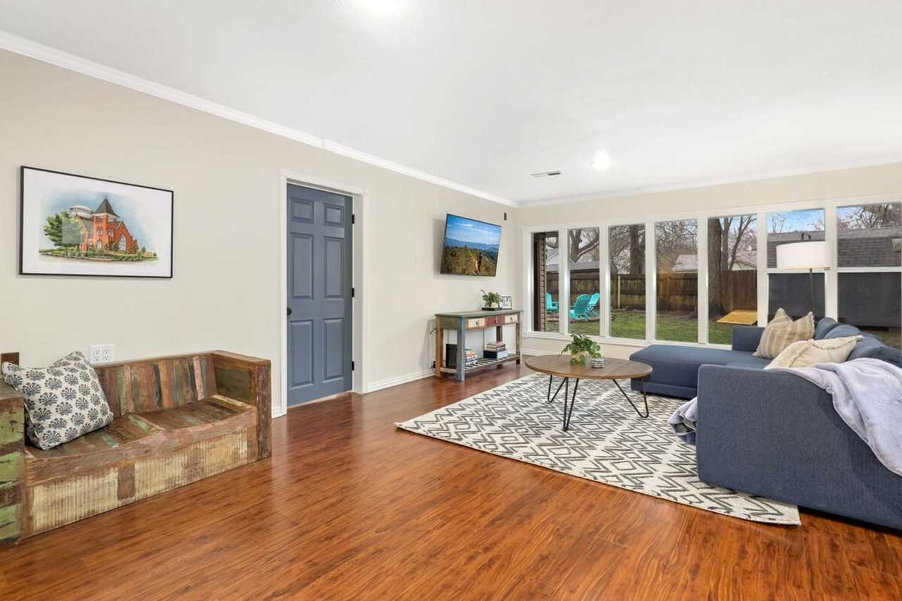 604 Nw B St #1221860P - Photo 2 of 37