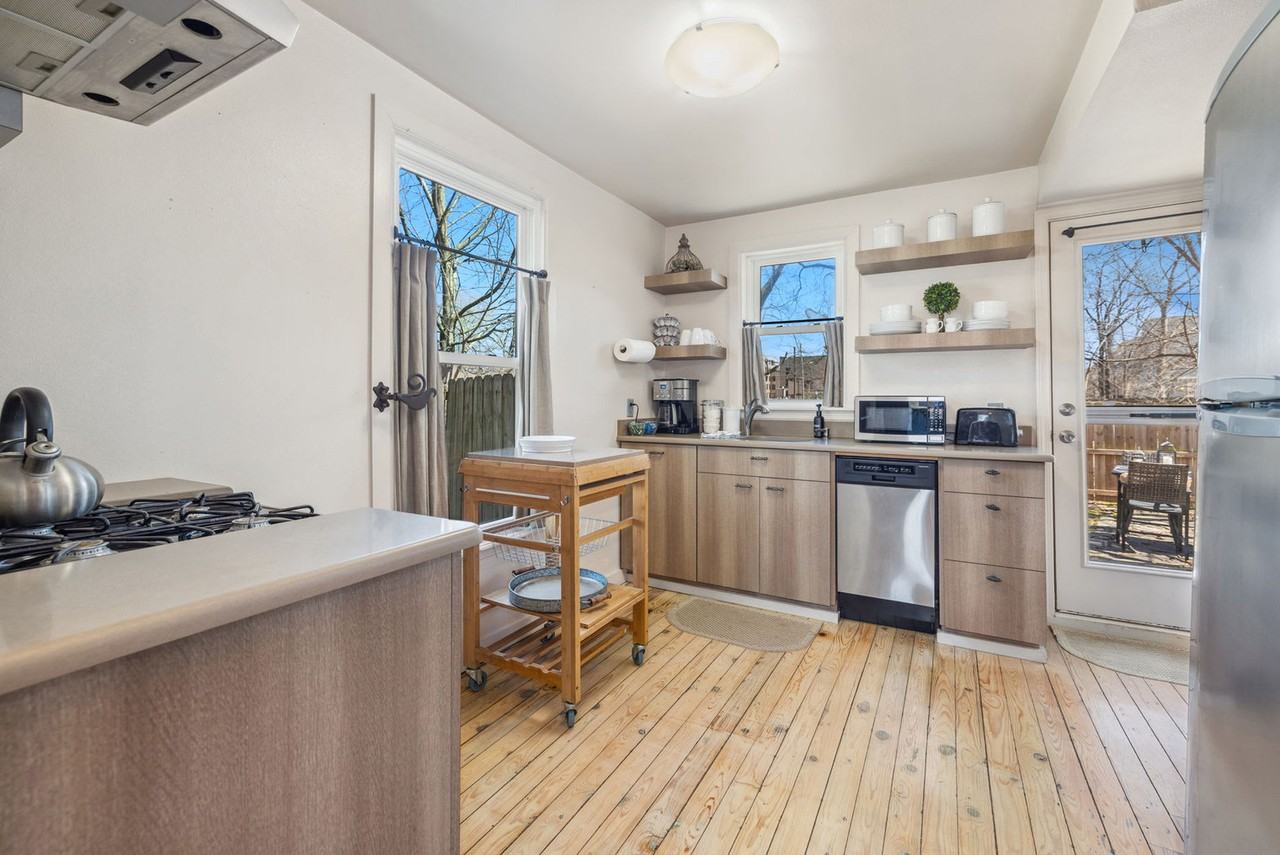 401 Se C St #1221940P - Photo 6 of 26