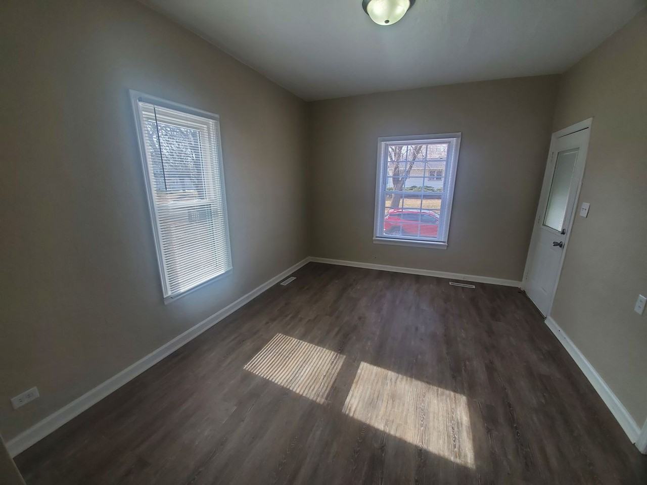 3211 E 8th St - Photo 4 of 19