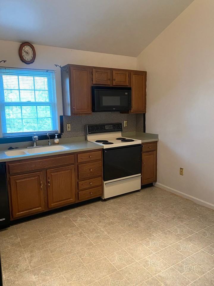135 Primrose Ln - Photo 4 of 12