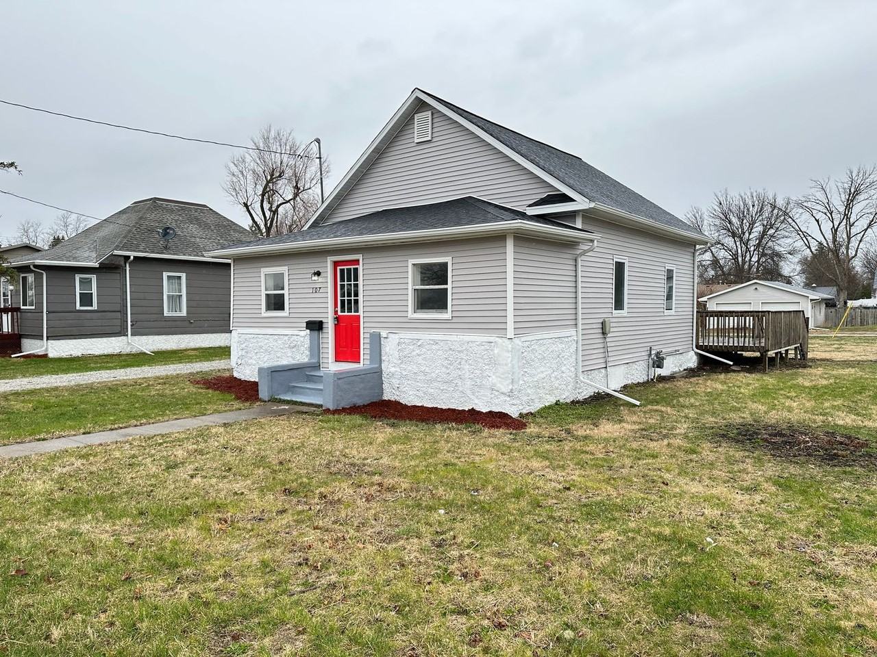107 W Sycamore St - Photo 2 of 21