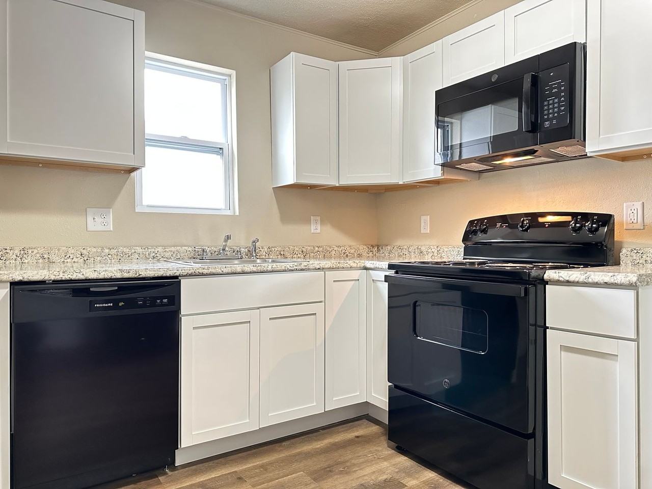 107 W Sycamore St - Photo 3 of 21