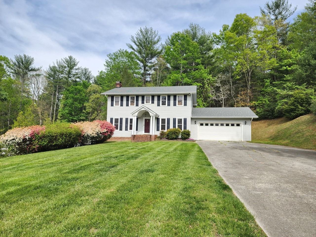 590 Deep Woods Dr - Photo 2 of 25