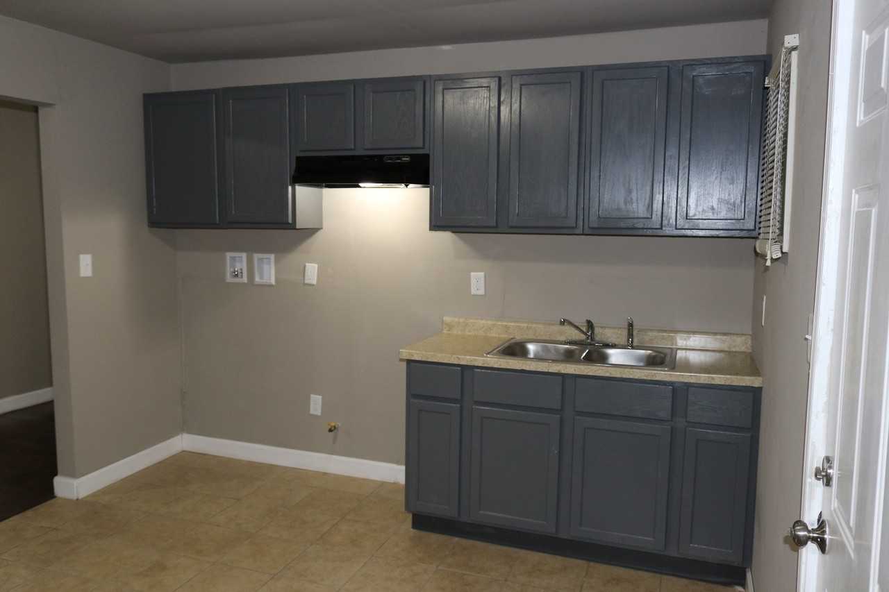 1026 Matthews St - Photo 5 of 12