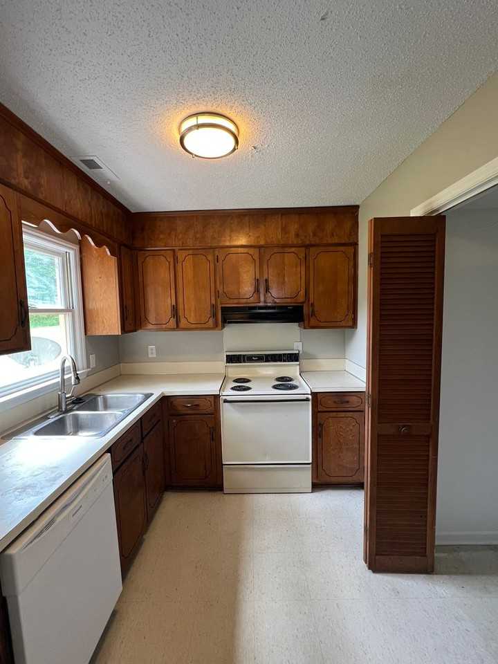 112 Colonial Cir - Photo 2 of 12