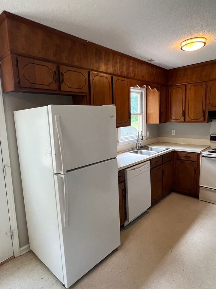 112 Colonial Cir - Photo 3 of 12