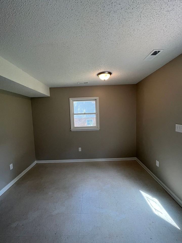 112 Colonial Cir - Photo 5 of 12
