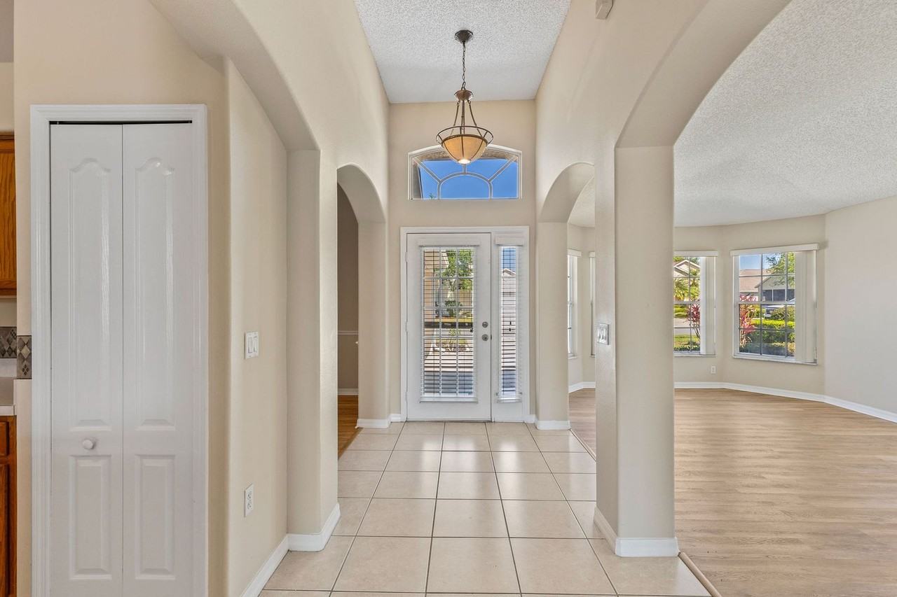 106 Carnival Dr - Photo 3 of 36