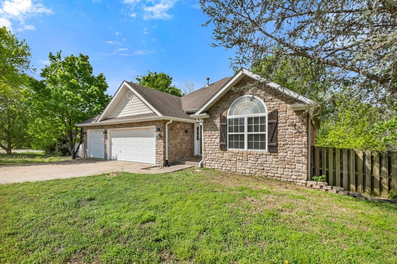 1899 N Batsford Dr - Photo 2 of 29