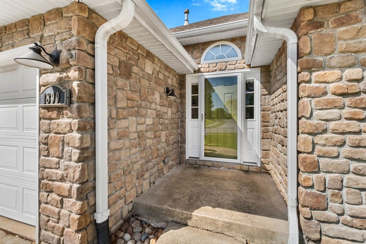 1899 N Batsford Dr - Photo 4 of 29