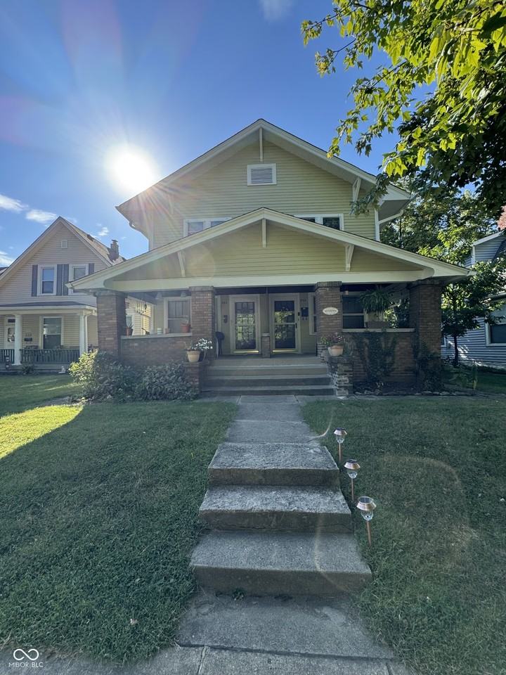 338 Lesley Ave - Photo 2 of 17