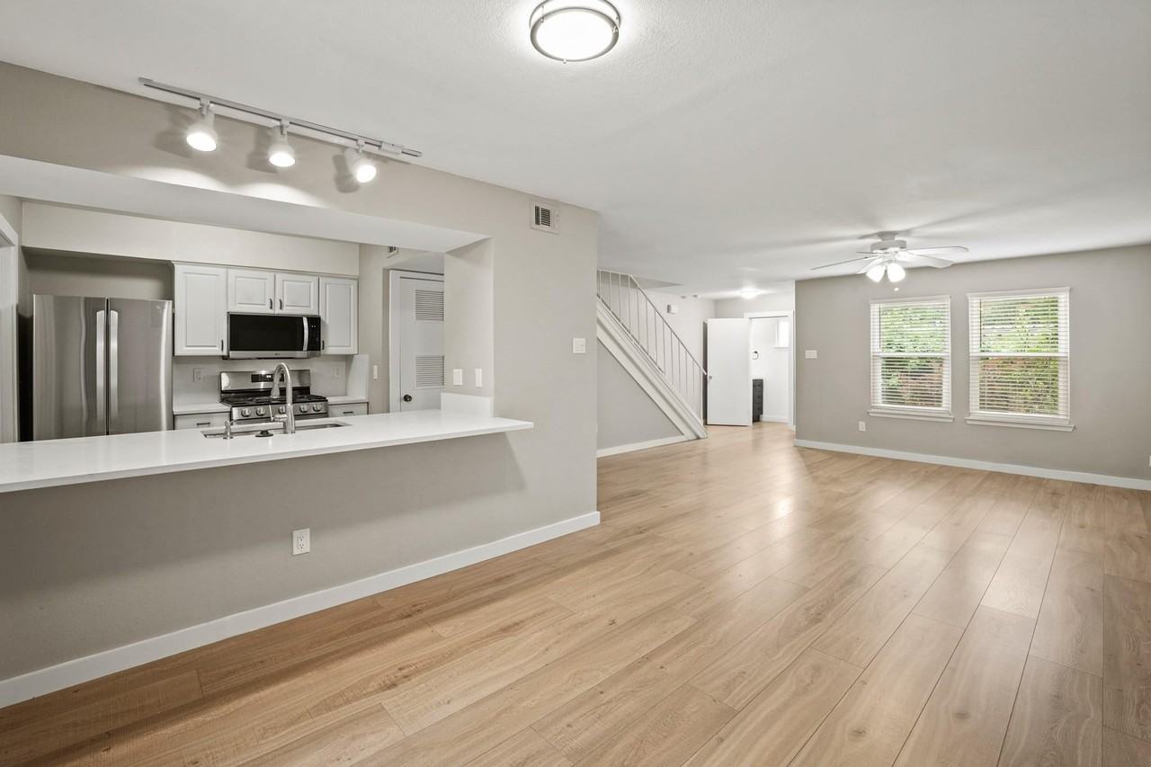 703 Castle Ridge Rd - Photo 3 of 26