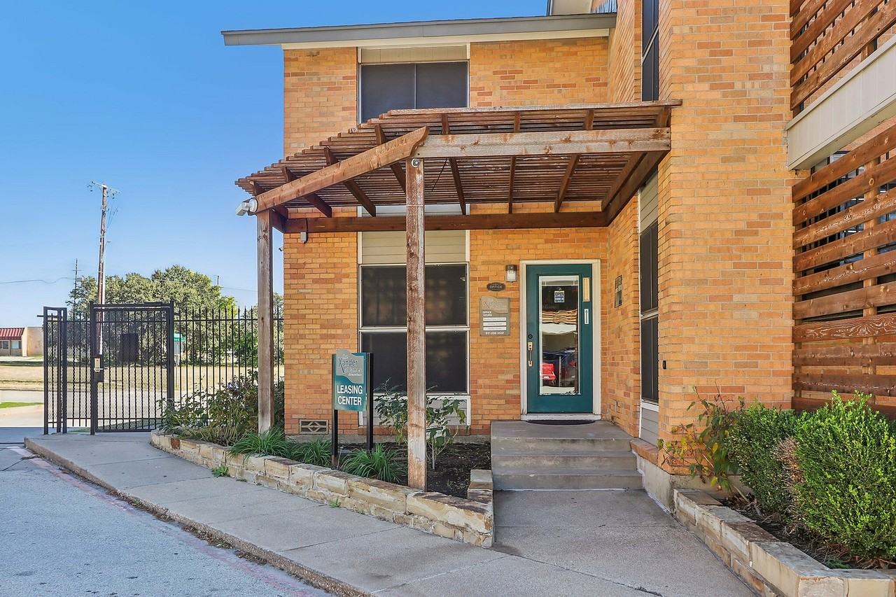 Xander at James - Photo 7 of 35