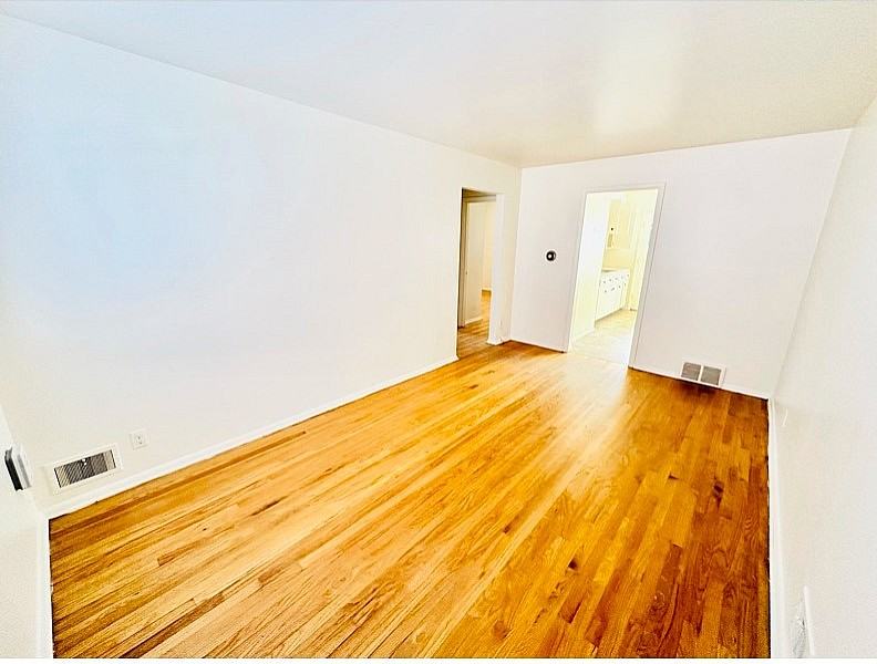 York Apartments - Photo 4 of 23