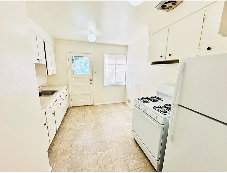 York Apartments - Photo 5 of 23