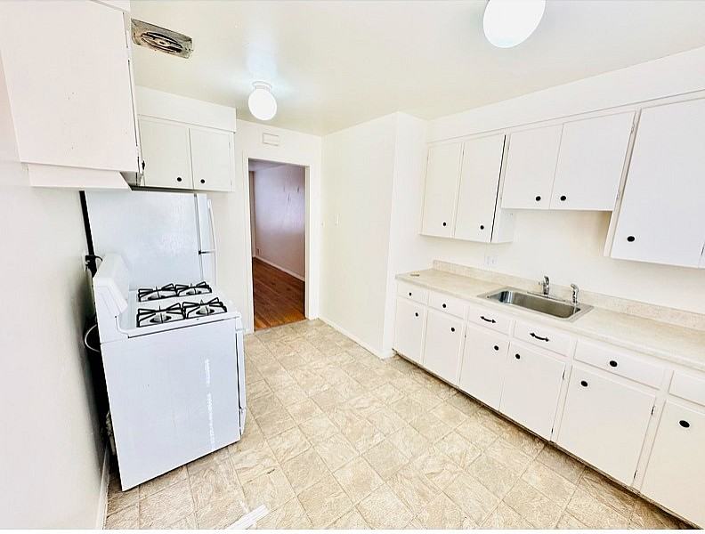 York Apartments - Photo 7 of 23