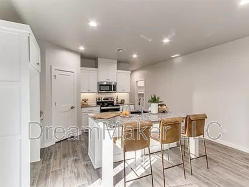 1018 Riva Pkwy - Photo 3 of 8