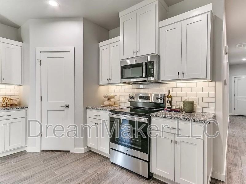 1018 Riva Pkwy - Photo 5 of 8