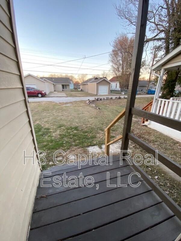 2207 Lee Ave - Photo 2 of 10